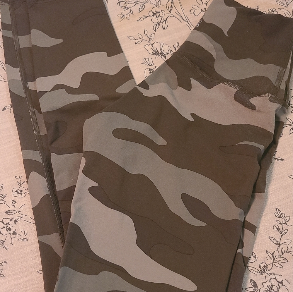 Camouflage leggings victoria secret pink leggings Nwot hp🔥🔥🔥 - Picture 2 of 4